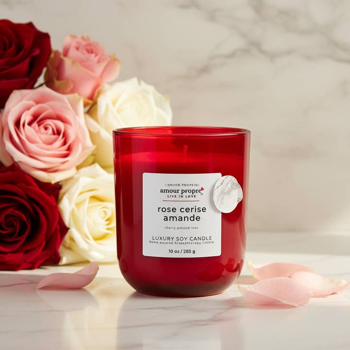 Vela de soja vertida a mano de cereza almendra rosa cerise amande | 12oz para venta al por mayor de Amour Propre