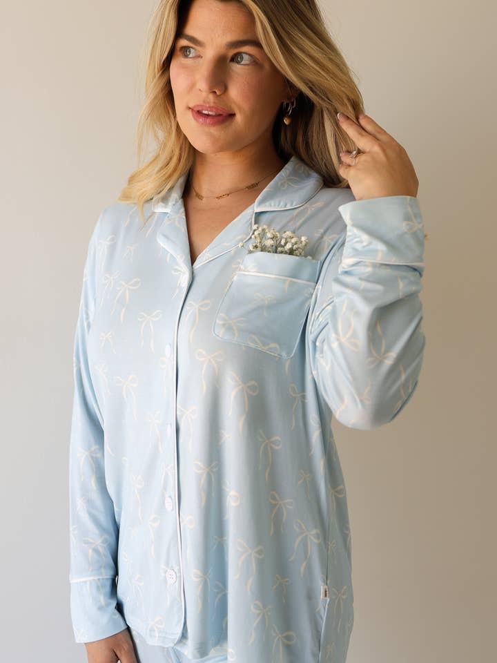 Ensemble lounge femme en bambou boutonné | Nœuds bleus pour la vente par Forever French Baby