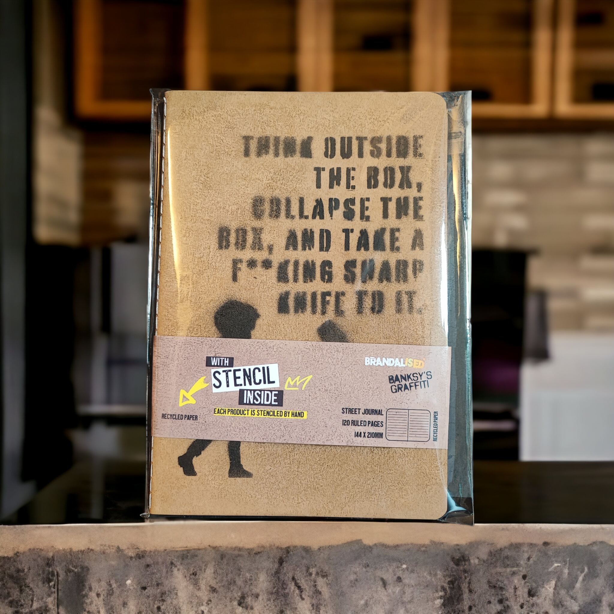 URBAN.ITY SRL - Vente Journal intime - Banksy Carnet de rue A5 + pochoir - Pensez hors du cadre4