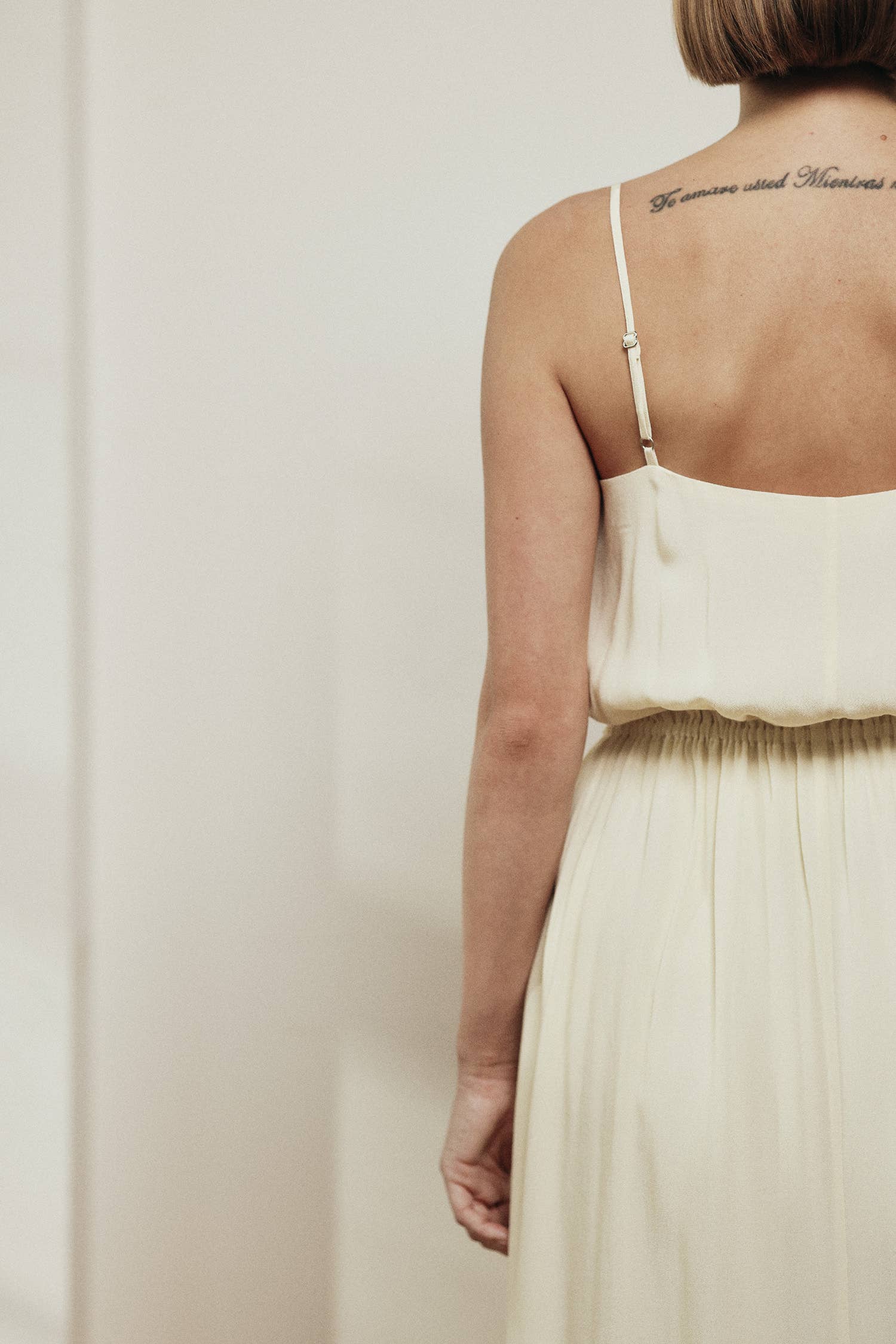 Cream Maxikleid mit Bindeband vorne für den Großhandel auf Faire3