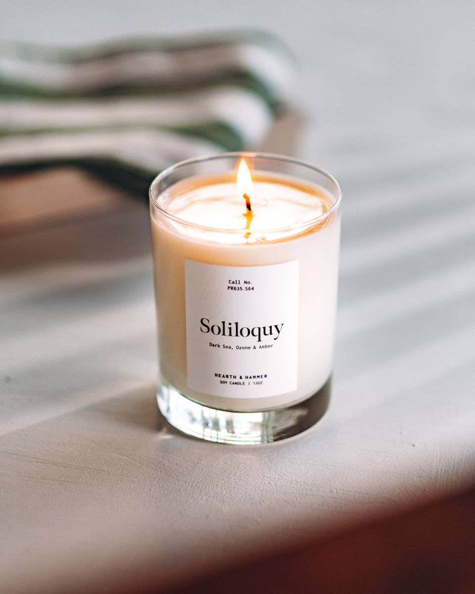 Hearth & Hammer – Großhandel Kerze im Glas / gefüllte Kerze – Soliloquy Catalogue Literarische Kerze1