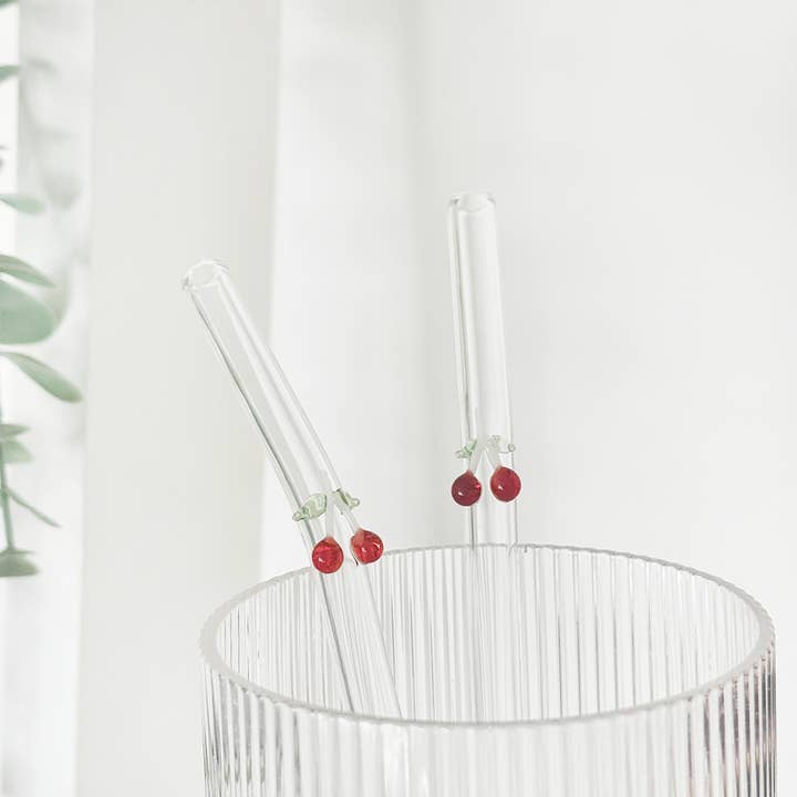 Ensemble de pailles en verre - Cerises pour la vente par Coconut Lane