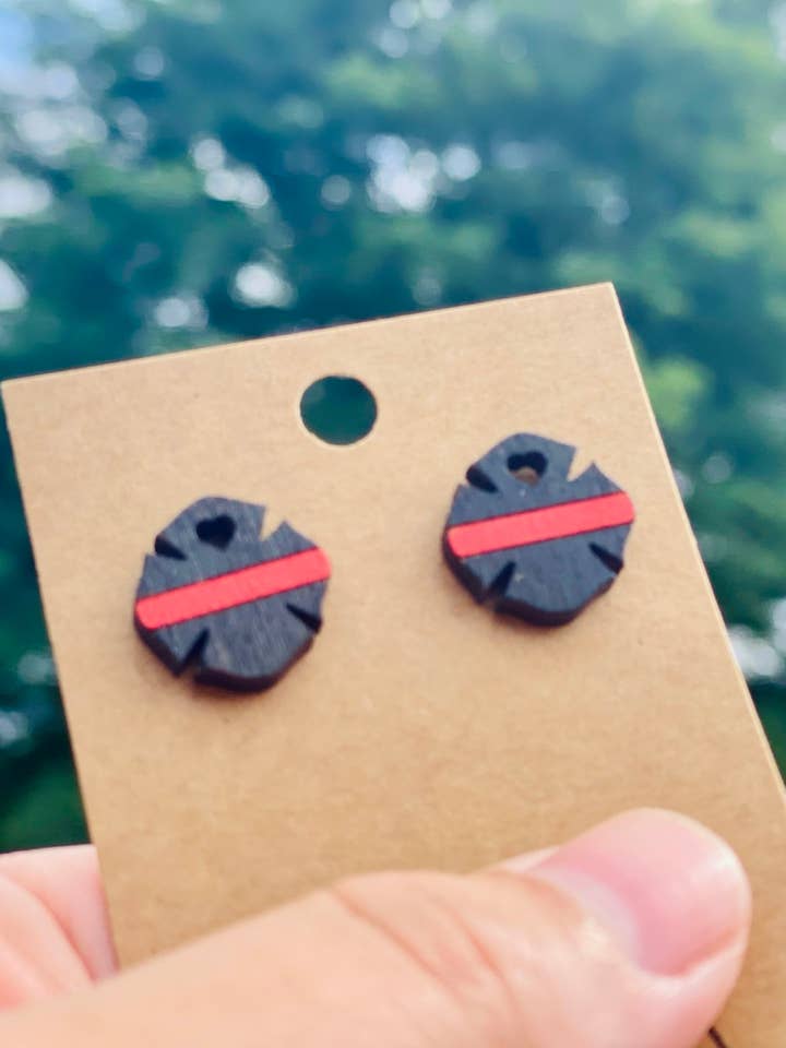 Orecchini a bottone pompiere per la vendita all'ingrosso da parte di The Rustic Rose, LLC