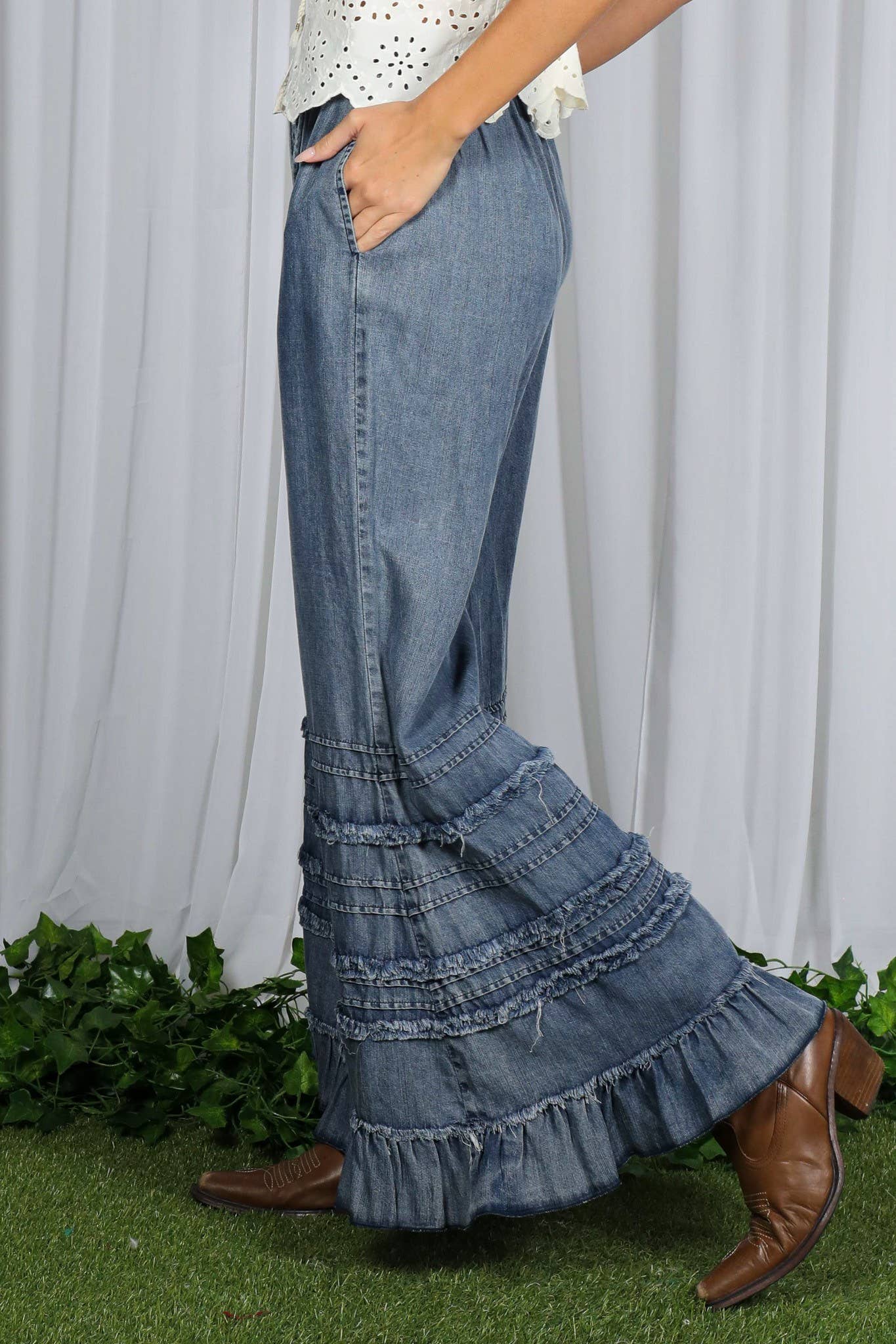 Vine & Love - Wholesale Jeans - Women's - Flared Ruffle Hem Washed Chambray Crop Denim Pants VP830398