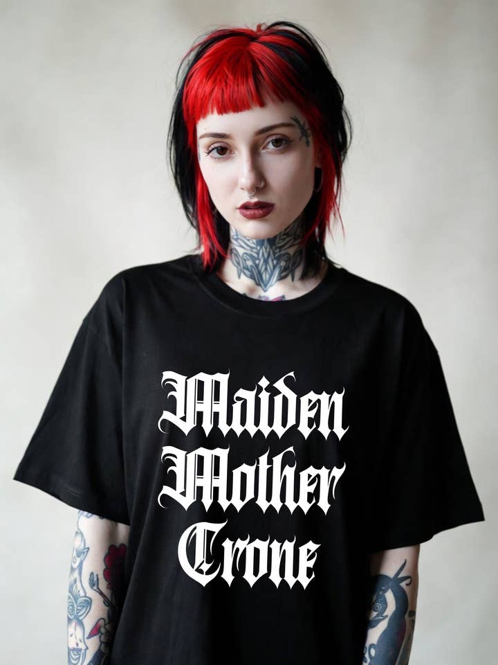 Maiden Mother Crone, chemise gothique sorcière pour la vente par Wickedly Divine Shop