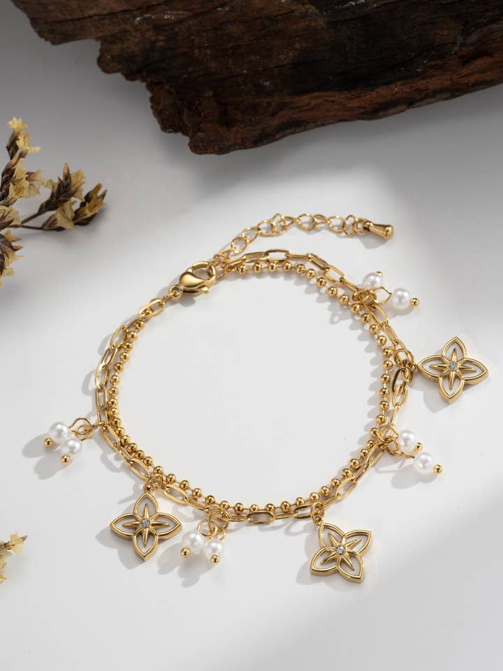 Golden bracelet with pearly flowers and white pearls bohemian charm for wholesale by COSMOS