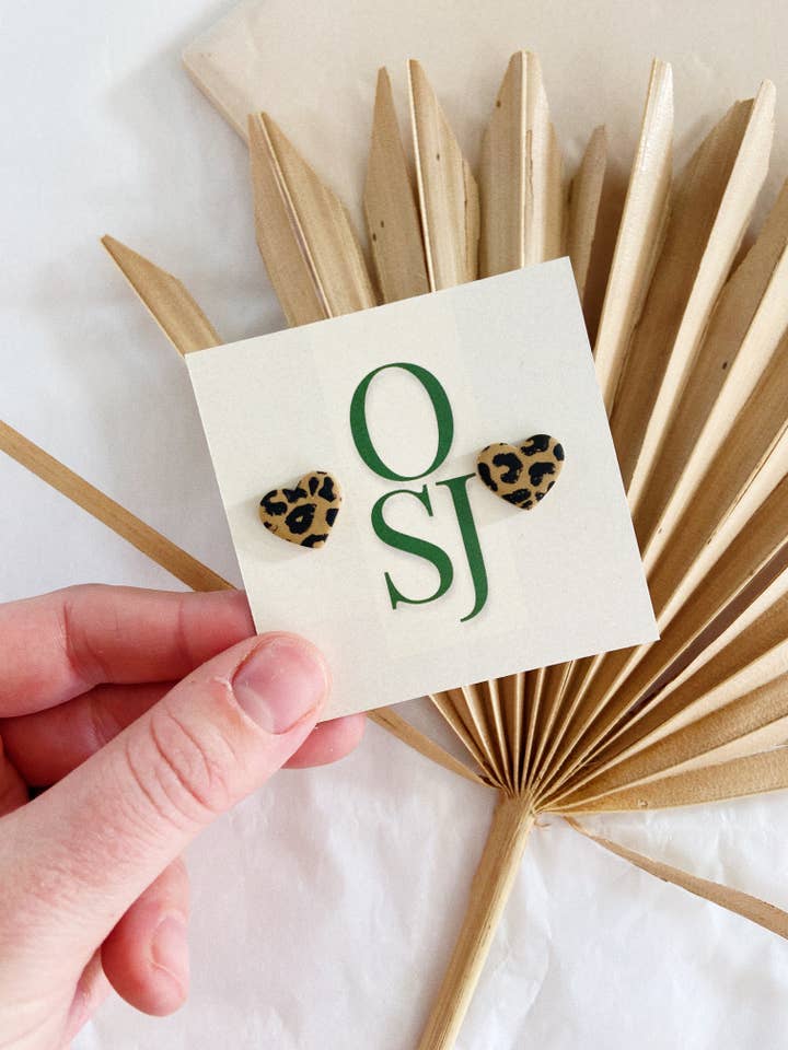 Luipaardharten Polymeerklei Studs, Hart Stud Oorbellen voor wholesale door Olive St Jewelry
