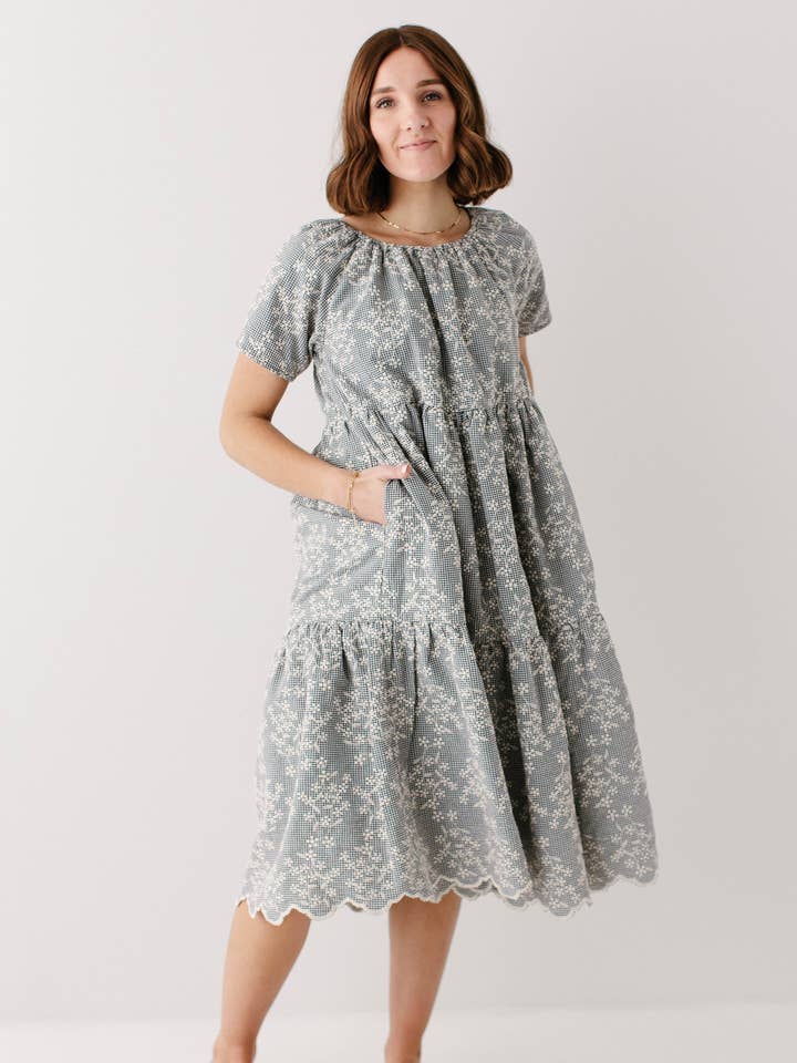 Robe midi en vichy à fleurs brodées 'Georgia' pour la vente par The Main Street Exchange