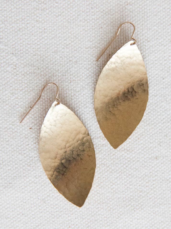 Gehämmerte Blattohrringe für den Großhandel von Ellsworth and Co