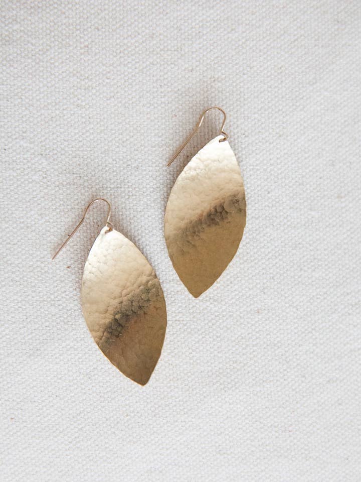 Hamrade Blad Örhängen för wholesale av Ellsworth and Co