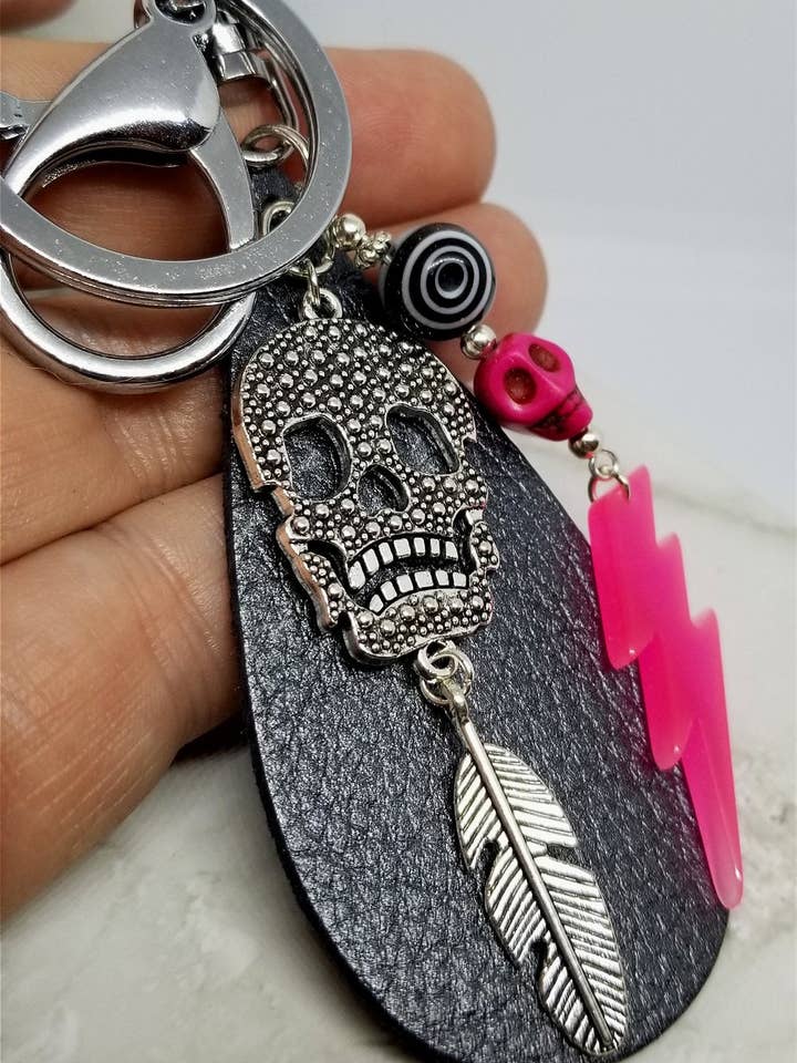 Skull and Lightning Charm Læder nøglering for engroshandel hos Simply Raevyn