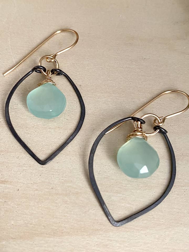 Pendientes de pétalos negros, plata de ley oxidada y piedras preciosas para venta al por mayor de Pyrite and Pearls