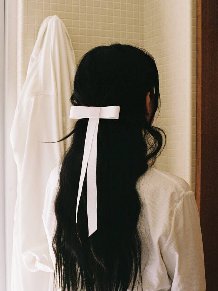 De Mila Bow in het wit voor wholesale door Arc + Bow