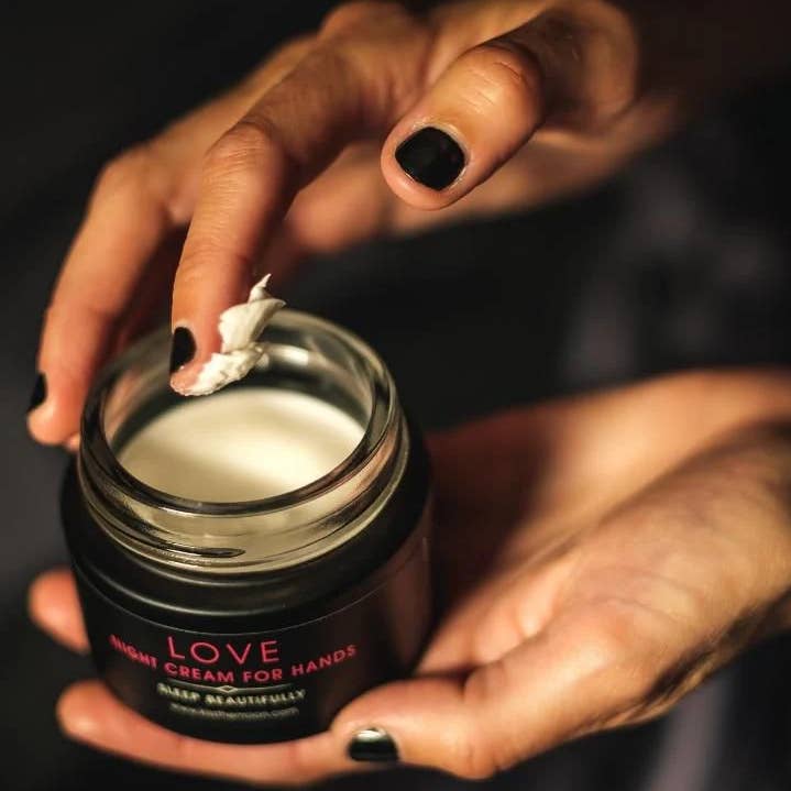 Kiss the Moon LOVE NIGHT CREAM FOR HANDS for wholesale by Happy Post Gifts