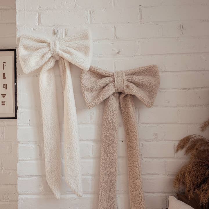 Grande décoration murale en forme d'arc neutre pour la vente par The Butter Flying