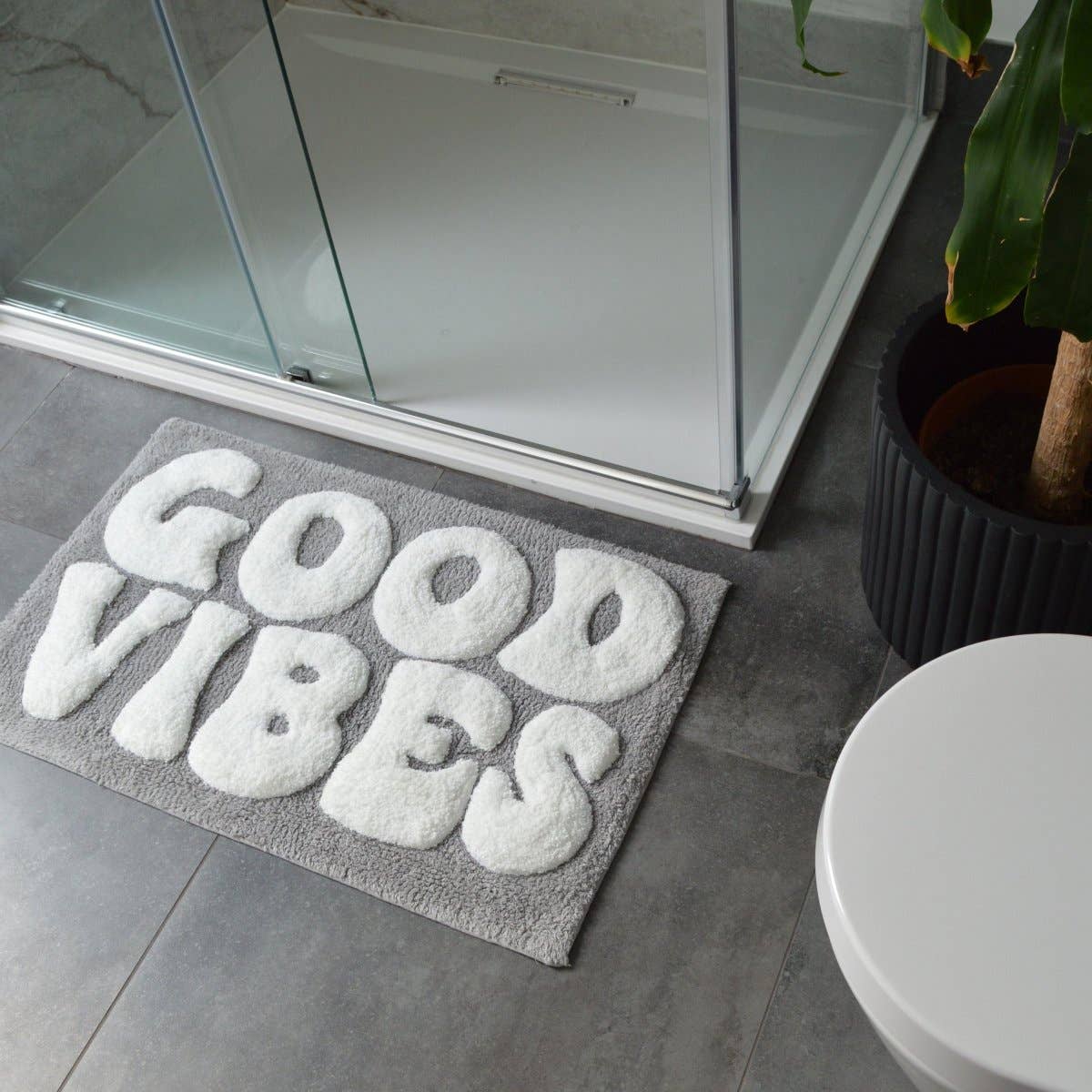 Allure Bath Fashions – Großhandel Badematte – Badteppich mit Aufschrift Good Vibes, rutschfester, handgetufteter Badteppich4