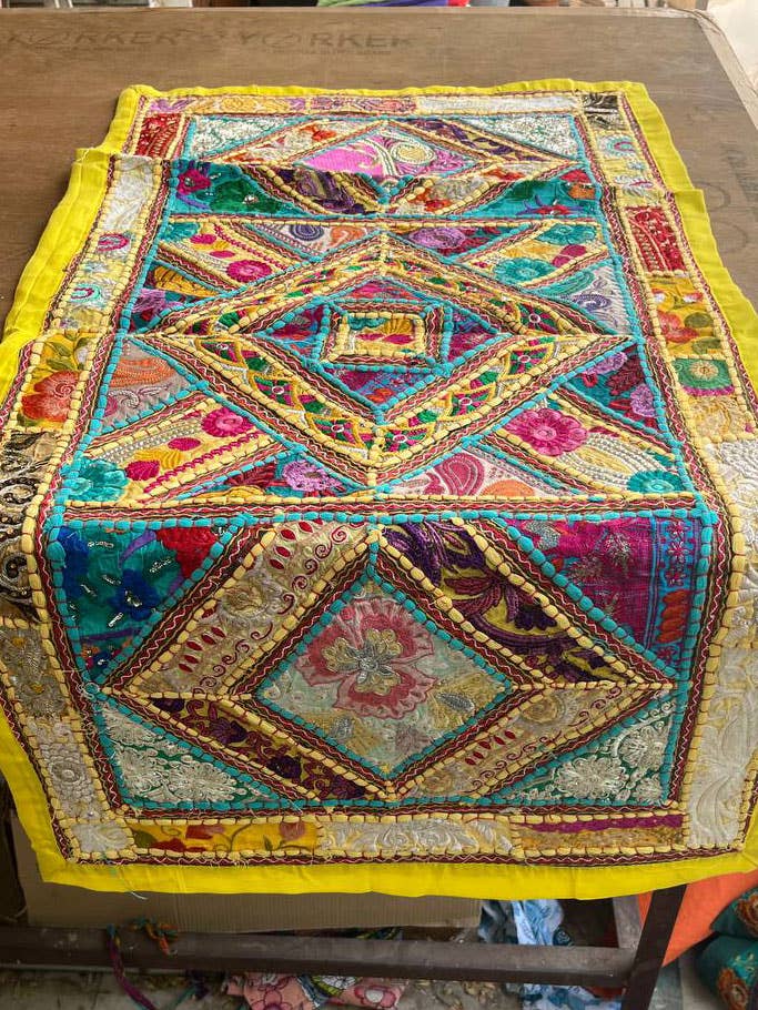 Wandbehang im Vintage-Stil, Stickerei, Blumenmuster, Heimdeko für den Großhandel von Bhawana Handicrafts