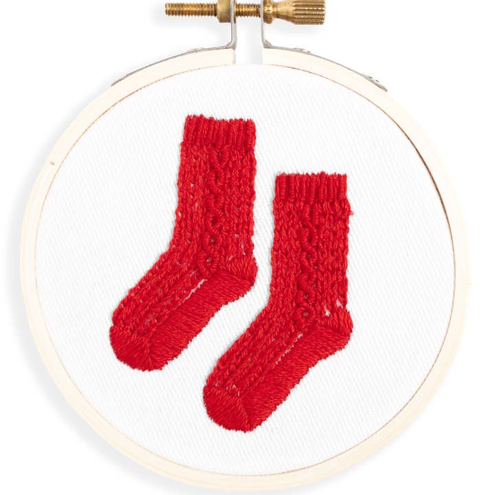 kdornbier embroidery - Wholesale Borduurbenodigdheden - Borduurpakket met gebreide kabelsokken en ornamenten0