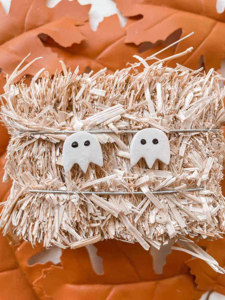 Clous d'oreilles Ghost Clay Point Kawa pour la vente par MadeByLiberty