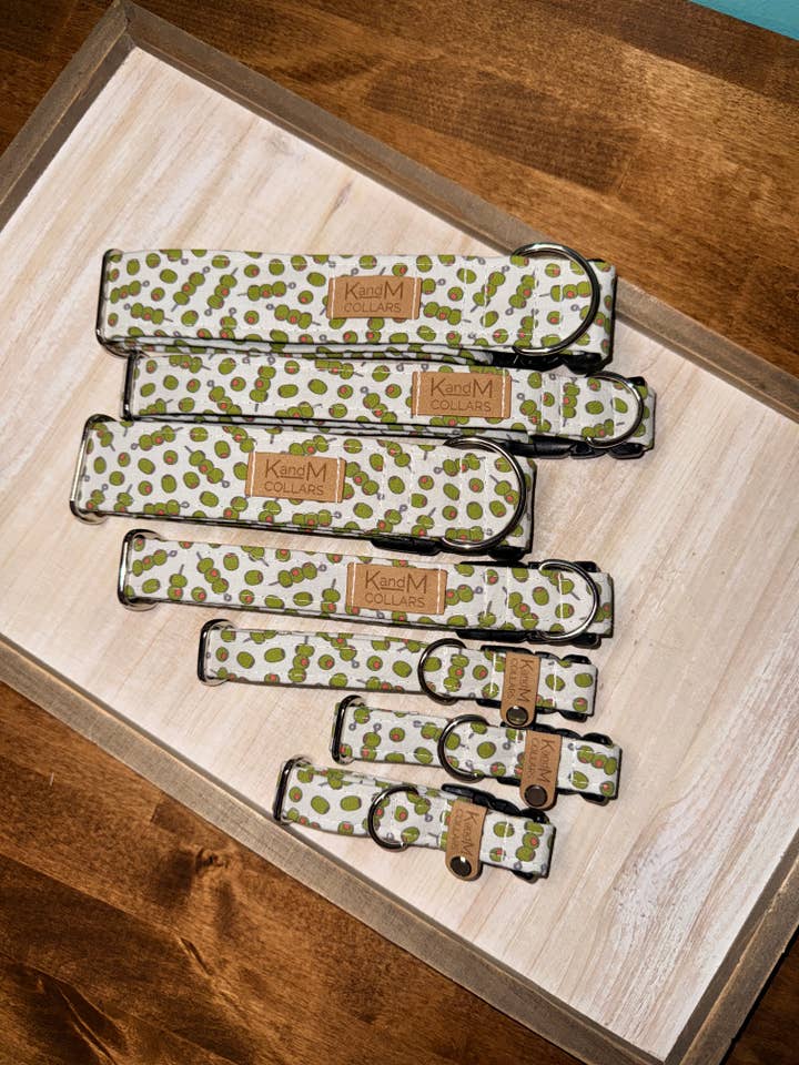 Collier pour chien blanc avec mini olives vertes, martini, farcies pour la vente par K and M Collars