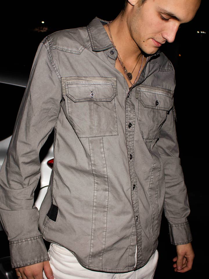 Chemise à boutons extensible vintage teint en pièce pour homme pour la vente par ZIMEGO