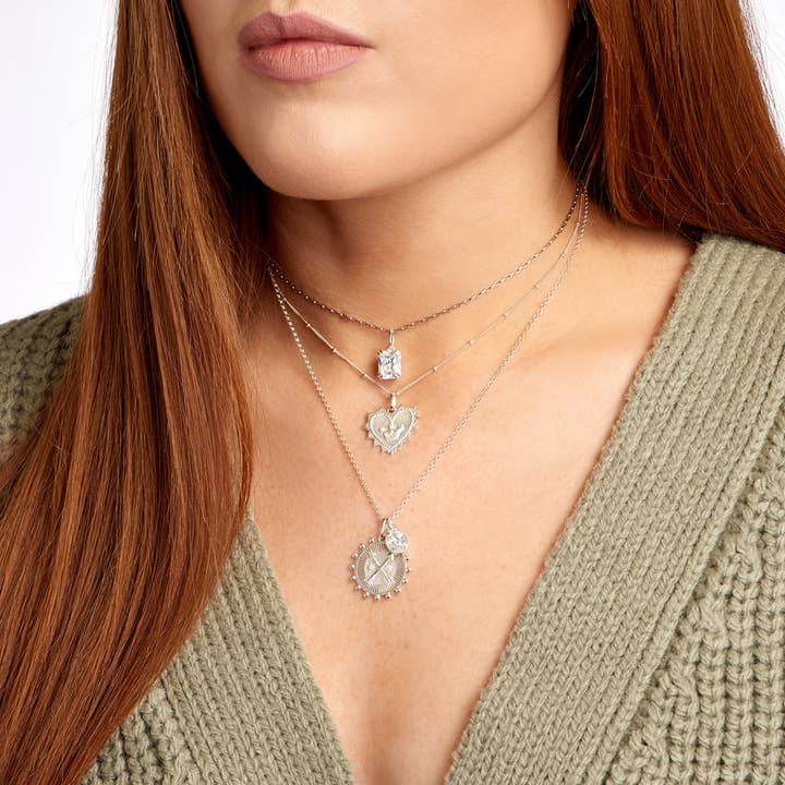 One and One Studio - Wholesale Halskettinghanger - Gouden medaillon hanger met kruispijl symbool op ketting1