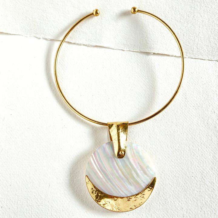 Gargantilla con colgante de latón martillado redondo Seashell MOP para venta al por mayor de Bisjoux