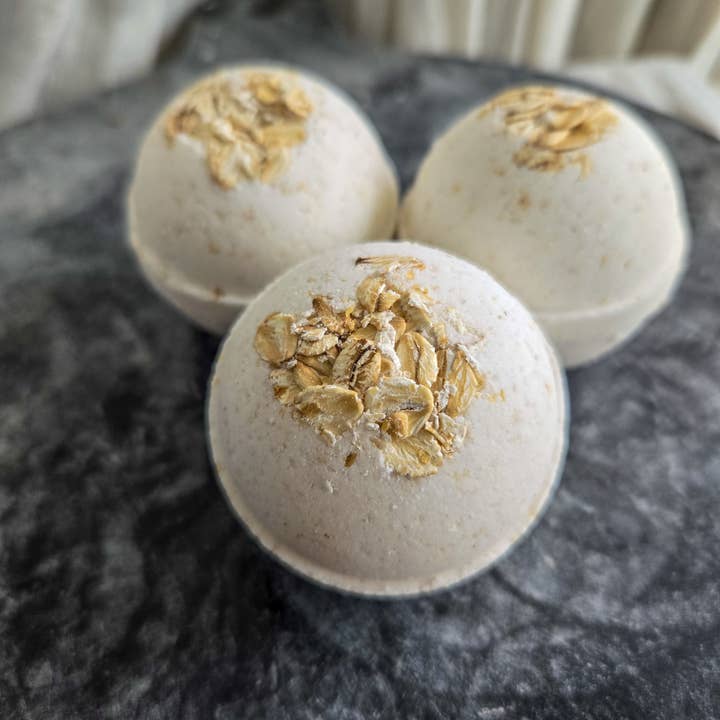 Gnat and Bee - Wholesale Bath Bomb/Fizz - Oat and Honey | Natural Bath Bomb