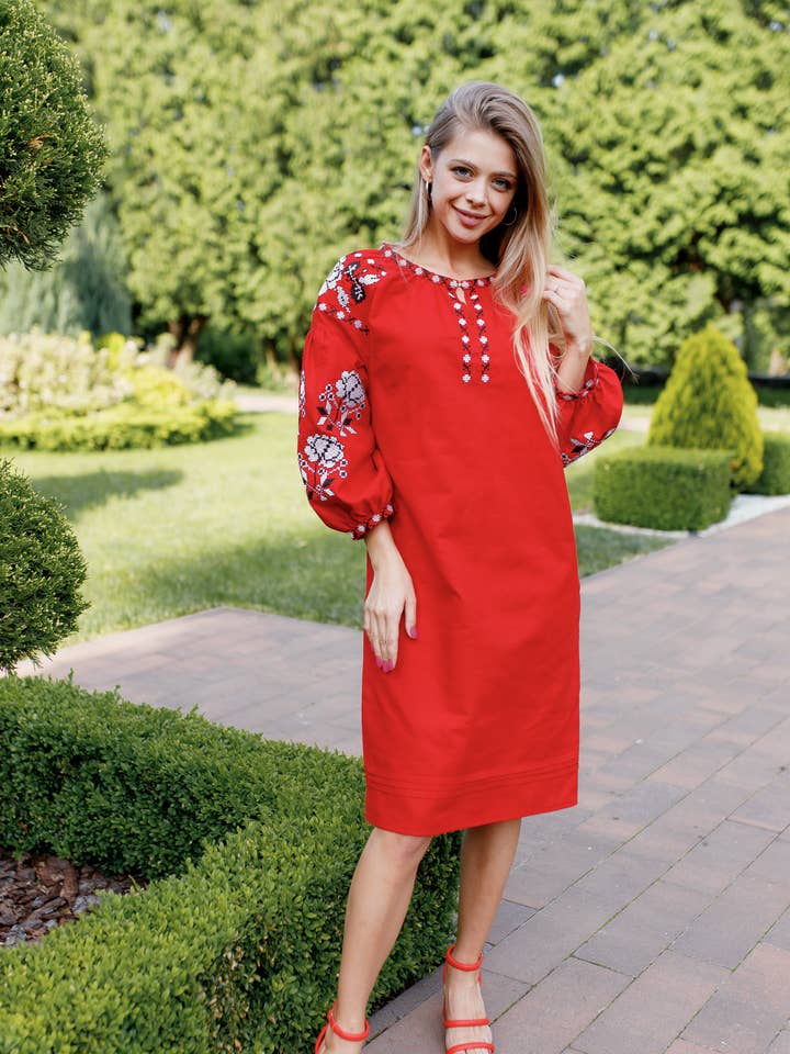 Abito ricamato con fiori rosa per la vendita all'ingrosso da parte di Galychanka