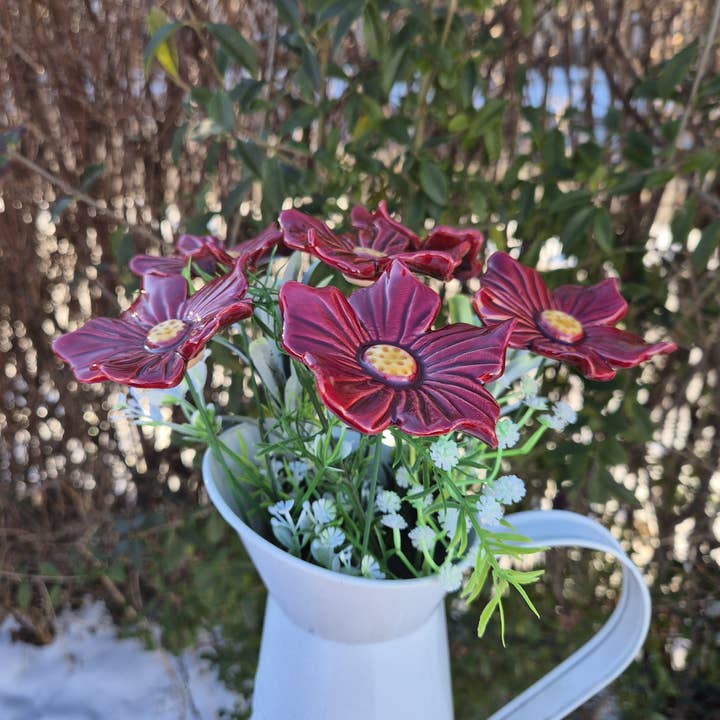 Fiore in ceramica Borgogna Diana, Supporto per piante, Margherita su stelo per la vendita all'ingrosso da parte di Pannonhem AB.