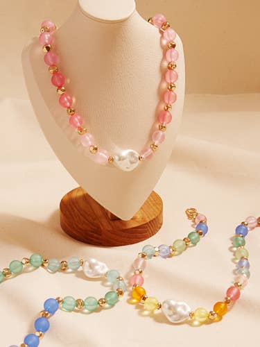 Kort halskæde med falsk havglas og glasperleperler for engroshandel hos Designature New York