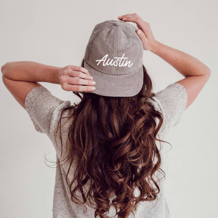 Austin Cursive Corduroy Cap for engroshandel hos Frankie Jean