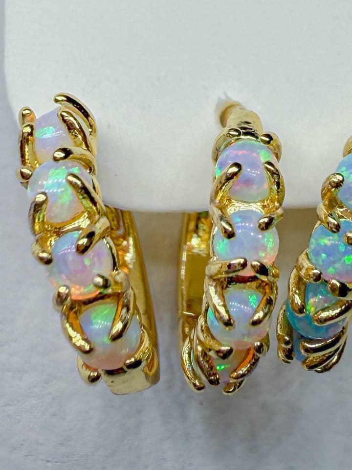 Opal Huggies-or pour la vente par Madeline Philbeck Jewelry