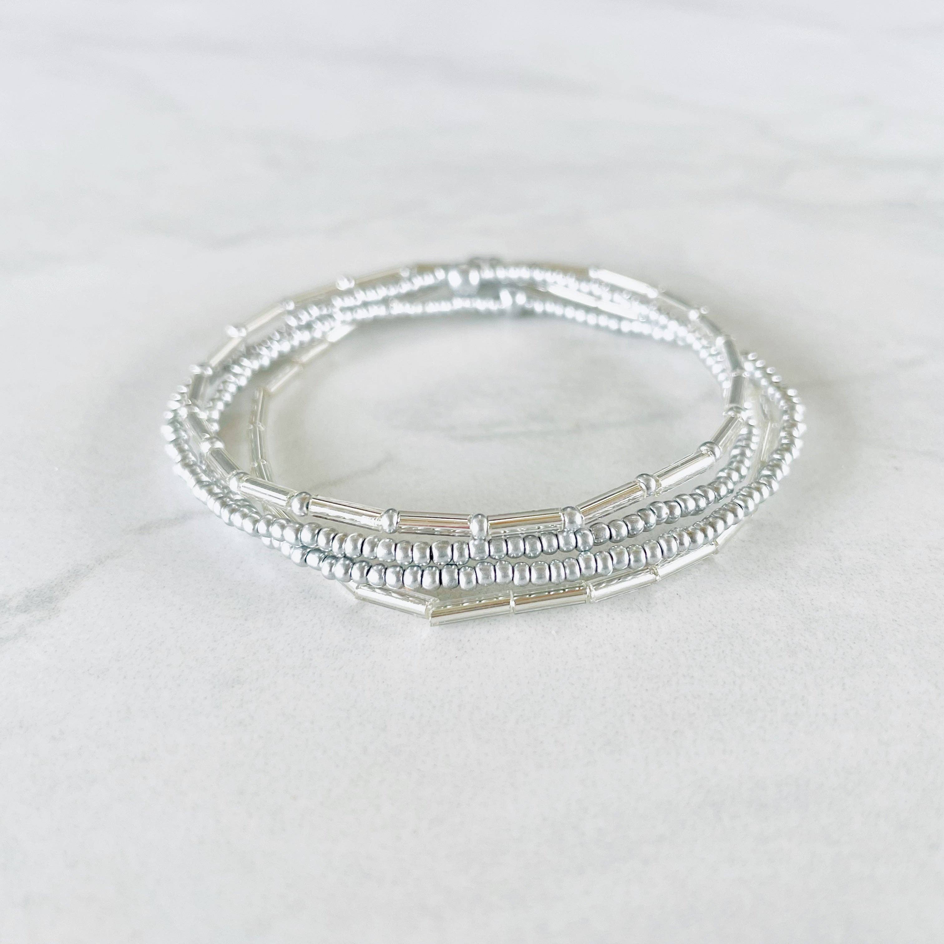 Caitlyn Clare Flair - Vente Parures de bijoux - Ensemble de bracelets empilables minimalistes en perles d'argent, ensemble de bracelets extensibles en perles de verre pour femmes, ensemble de bracelets délicats en perles3