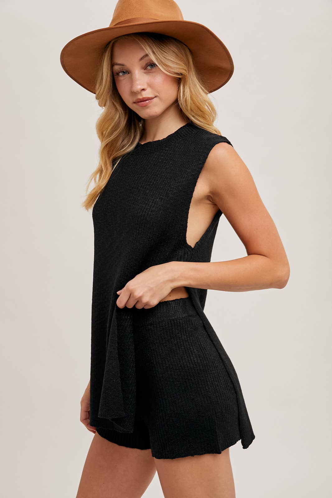 Bluivy - Wholesale Lounge Set - Women's - SLEEVELESS SIDE SLIT & SHORT KNIT SWEATER SET5