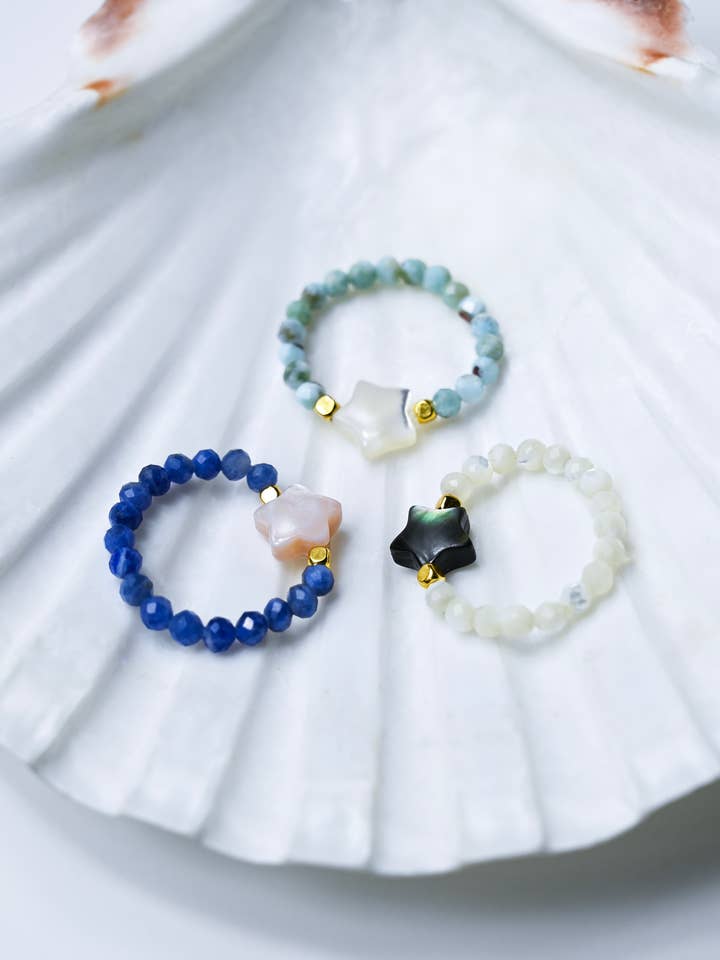 Rekbare ringen met kraaltjes en edelstenen, parelmoer sterring voor wholesale door Jasmine Sol Jewelry