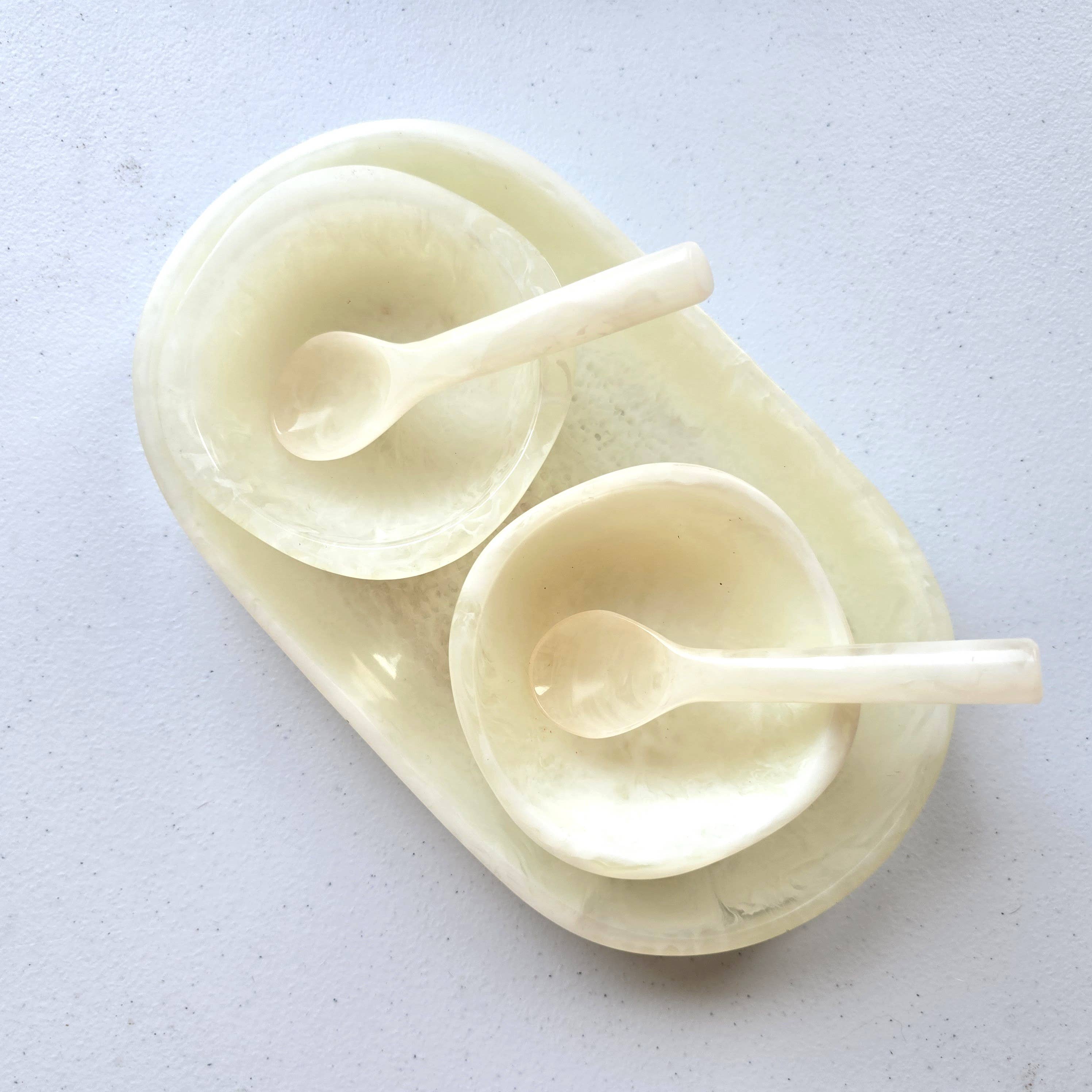 Gibb & Daan – Engroshandel Serveringsbakke – Lille serveringsbakke med 2 skåle og skeer - Håndhældt harpiks55