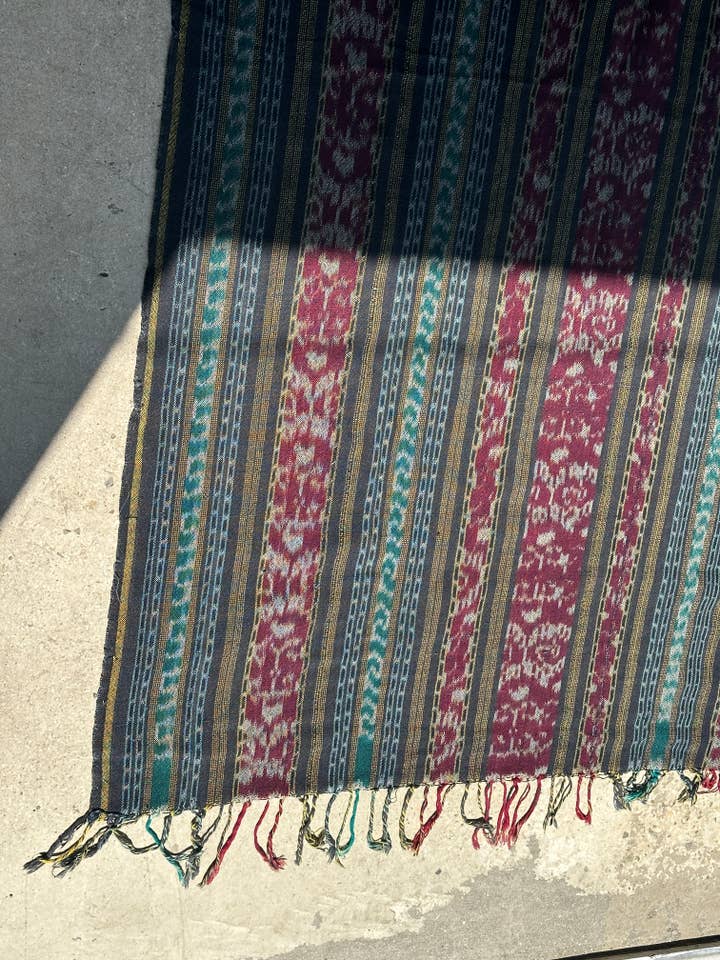 Indonesisch ikat gemaakt van gerecyclede vezels 2m40x1m10 voor wholesale door Office Objets