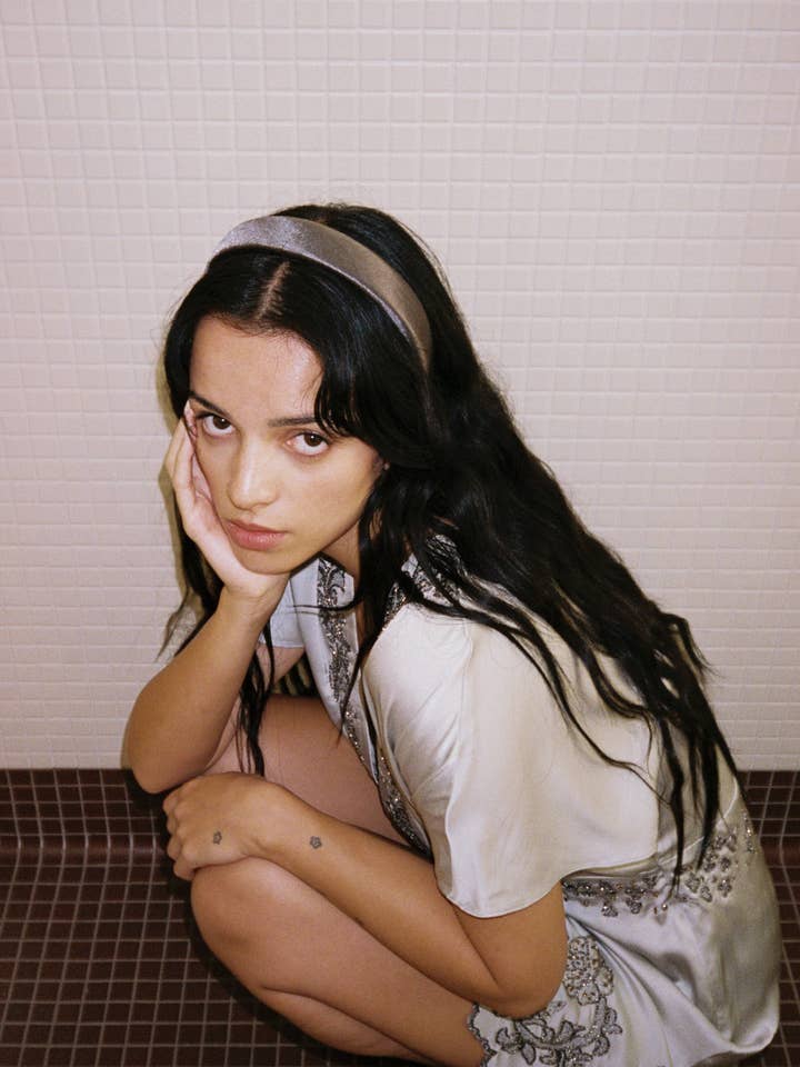 De Prima hoofdband in Ash voor wholesale door Arc + Bow