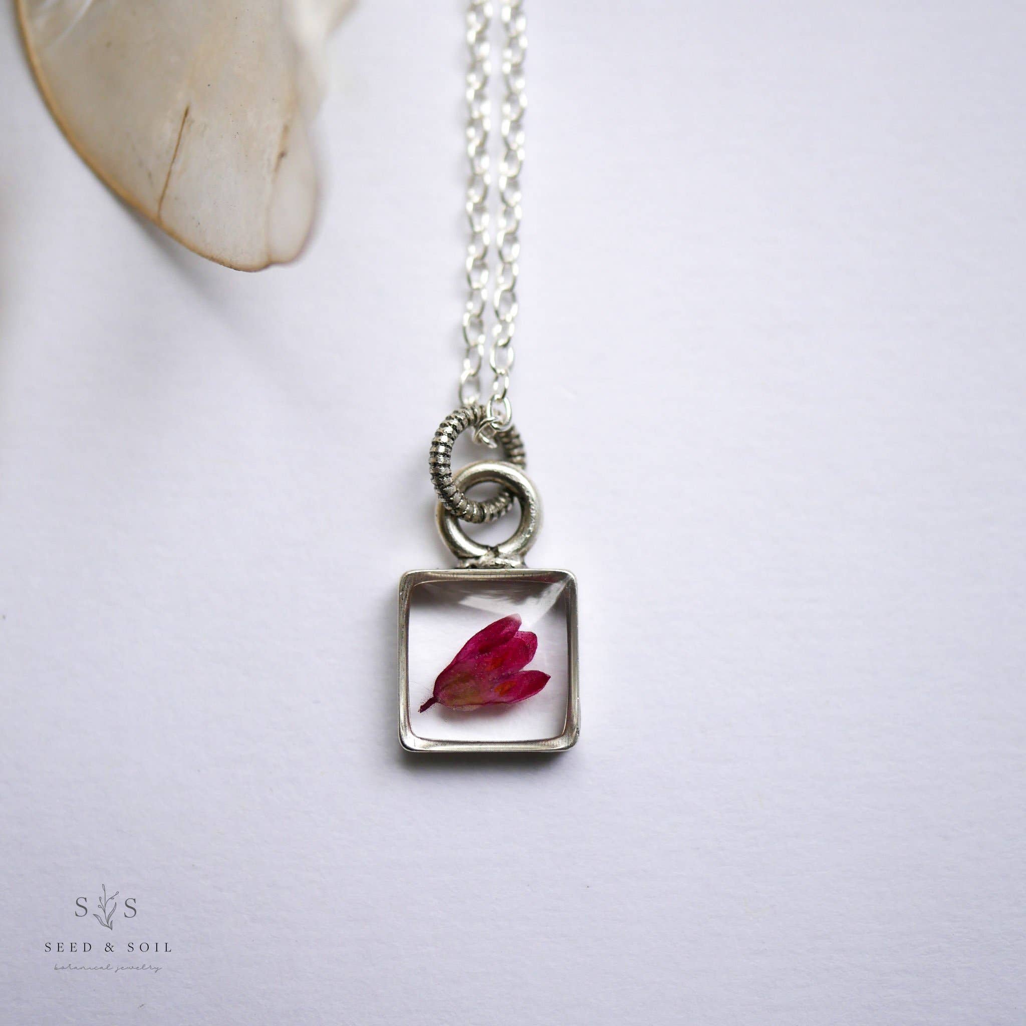 Seed & Soil Botanical Jewelry – Großhandel Kette mit Anhänger/Charm – Tiny Square Anhänger10