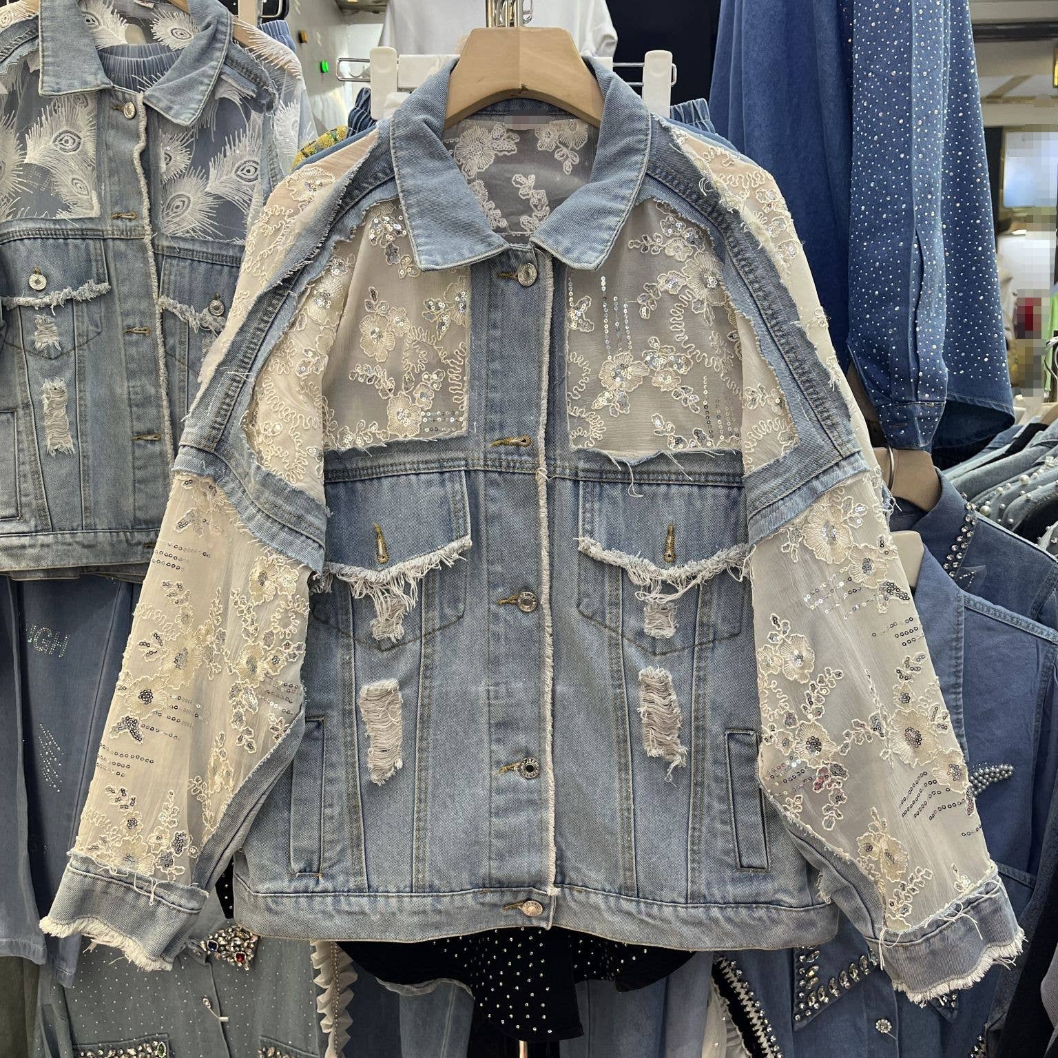 PEACH ACCESSORIES - Vendita all'ingrosso Giacca di jeans - Donna - Giacca di jeans con pizzo floreale e decorazioni di paillettes DNM051