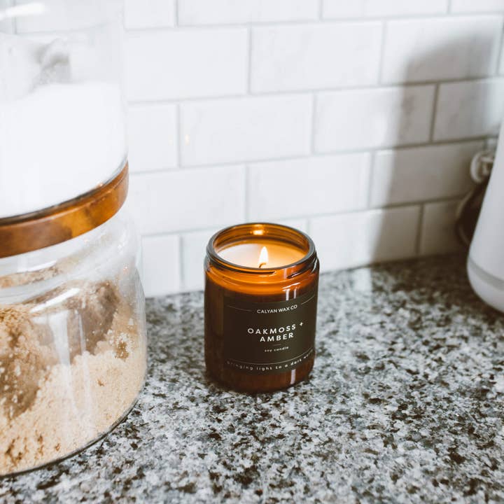 Calyan Wax Co. – Großhandel Kerze im Glas / gefüllte Kerze – Oakmoss + Amber - Amber Jar Sojakerze3