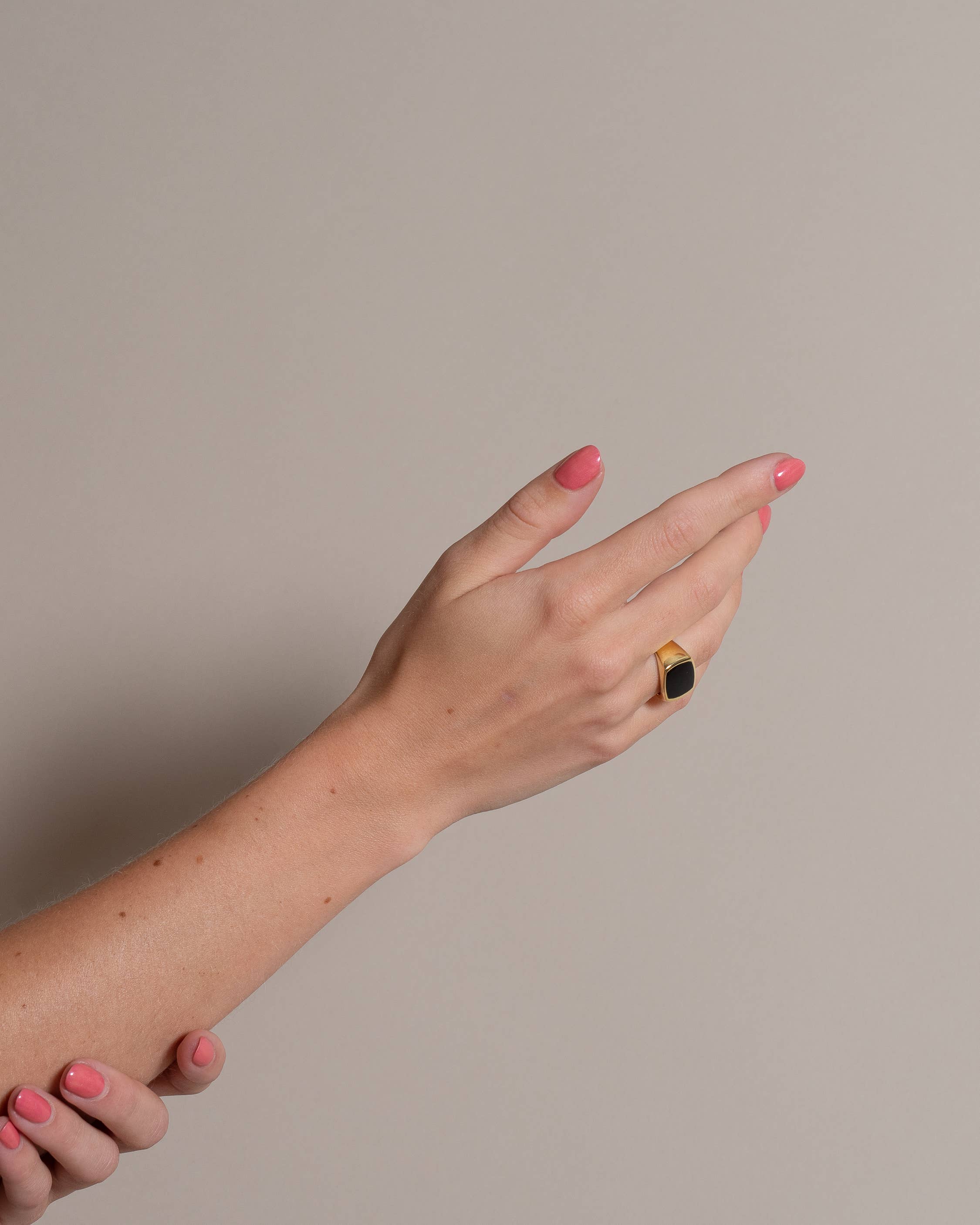 Crés-cere Rings – wholesale Signetring – Sydney - guldbelagd signetring med svart onyx för kvinnor2