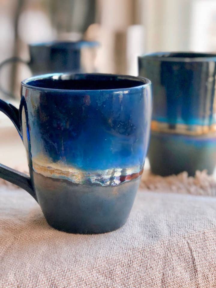 Tazza nera con riflessi dorati e sfumature di blu | Caffè, cappuccino | Artigianale per la vendita all'ingrosso da parte di Los Artisans