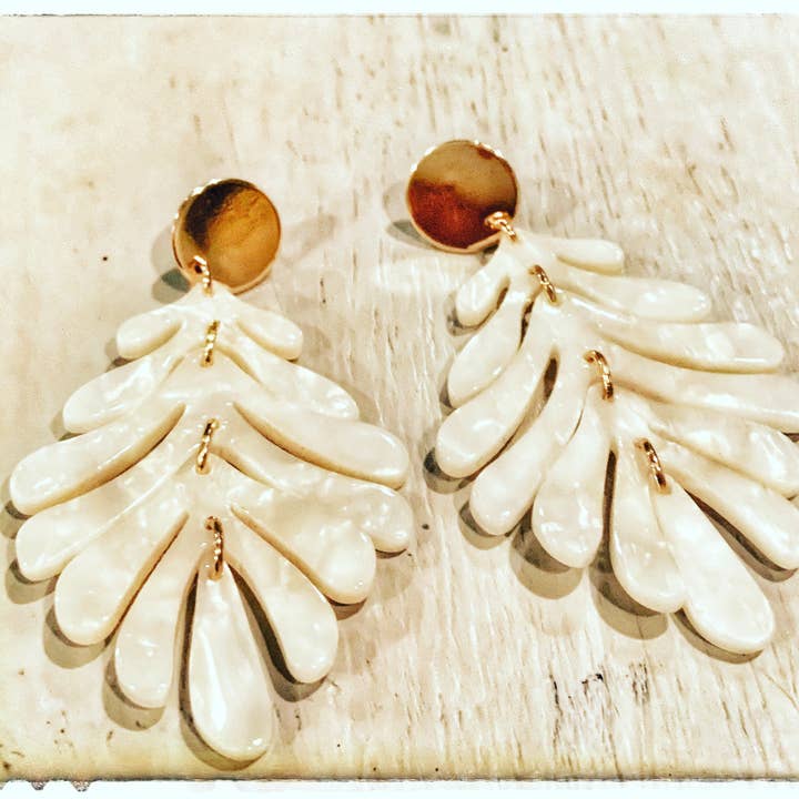 Perlmutt Elfenbein Palmblätter und Gold für den Großhandel von JAG/ged Edge Jewelry