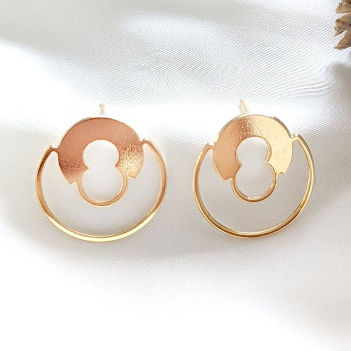 Boucles d'oreilles à tige minimaliste serrure ronde Doré/argent pour la vente par Shany Design Studio