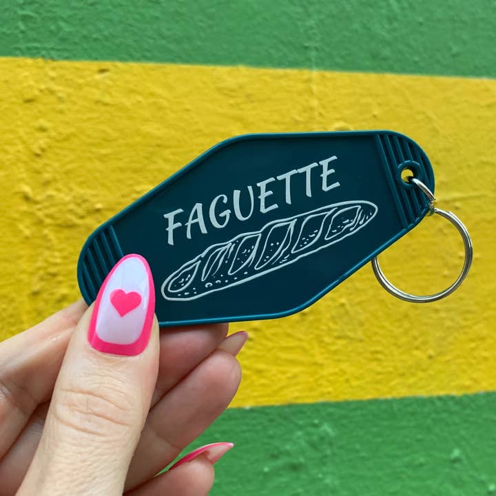 Porte-clés Faguette Gay Pride Motel avec motif de pain baguette pour la vente par GetBullish