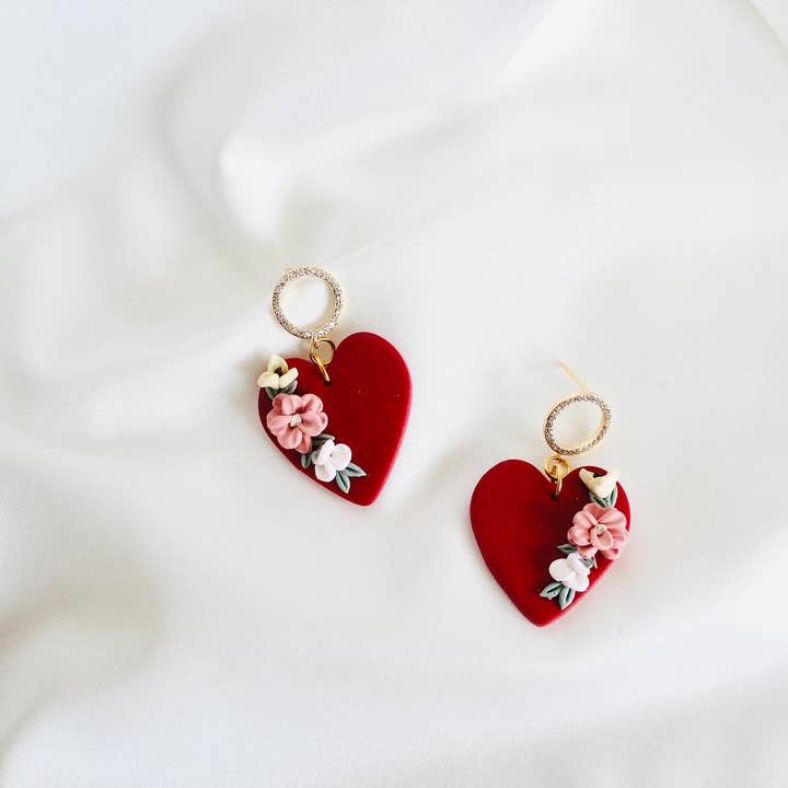 Boucles d'oreilles en argile pour la Saint-Valentin | boucles d'oreilles en argile avec cœur rouge pour la vente par PERNAZ JEWEL