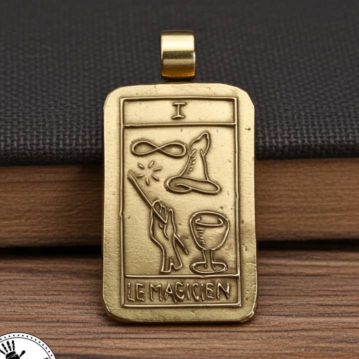 Ciondolo Carta dei Tarocchi ~ Il Mago - Intagliato a mano per la vendita all'ingrosso da parte di Vis a Vis Jewelry