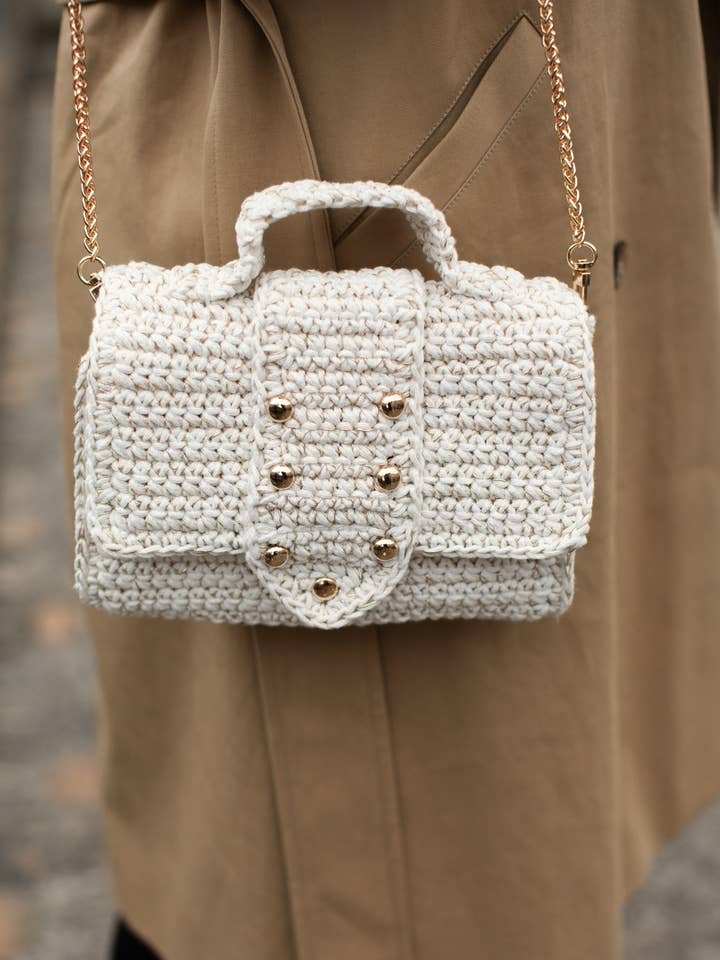 Sac bandoulière blanc en crochet pour femme pour la vente par AND-selects Artisan Elegance